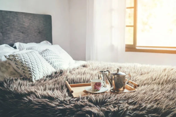 Koffie Bed Stilleven Gezellige Slaapkamer Schot Met Koffiepot Kopje Spar — Stockfoto