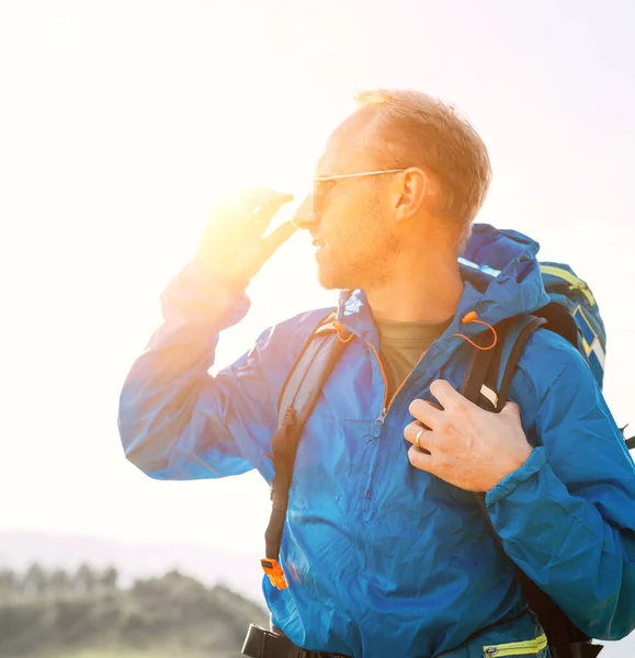 Backpacker Uomo Stile Vita Lato Ritratto Godendo Paesaggio Montagna Indossa — Foto Stock