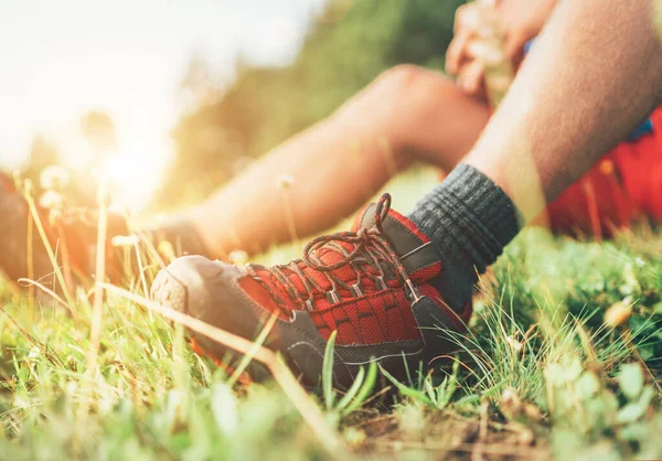 Botas Trekking Mochilero Tiro Cerca Hombre Tiene Descanso Sentado Hierba —  Fotos de Stock