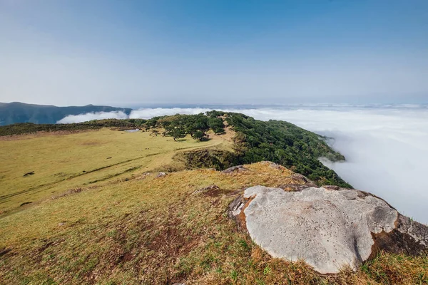 ファナル近くの山岳高原での息をのむような景色 ポルトガル領マデイラ島の大西洋の表面を雲が覆っています 子供と一緒に旅行する世界中のトレッキングコンセプトイメージ — ストック写真