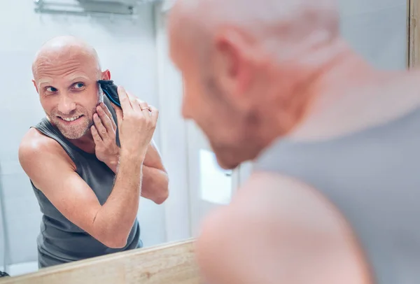 Hairless Man Fixing His Beard Looking Bathroom Mirror Using Electric — Stock Photo, Image