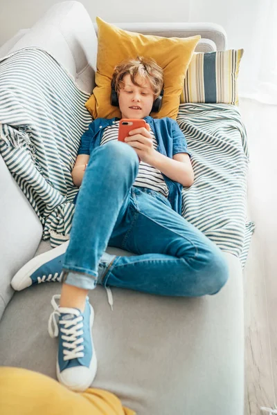 Preteen Chlapec Ležel Doma Pohodlné Pohovce Oblečený Ležérní Džíny Nové — Stock fotografie