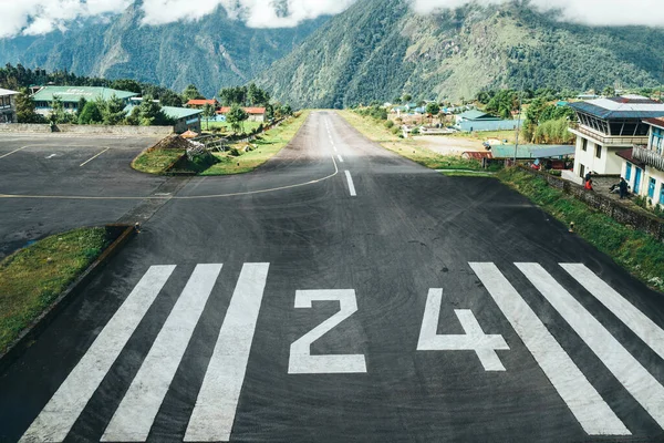 Piste Aéroport Dangereux Monde Lukla Népal Aéroport Tenzinghillary 845 Altitude — Photo