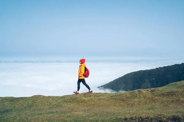 Jeune Randonneuse Veste Imperméable Orange Habillée Par Montagne Dessus Route — Photo