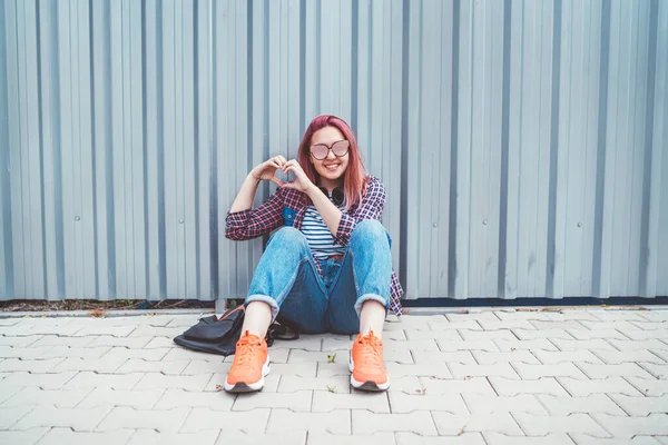 Fröhlich Schöne Moderne Lächelnde Junge Teenagerin Kariertem Hemd Und Jeans — Stockfoto