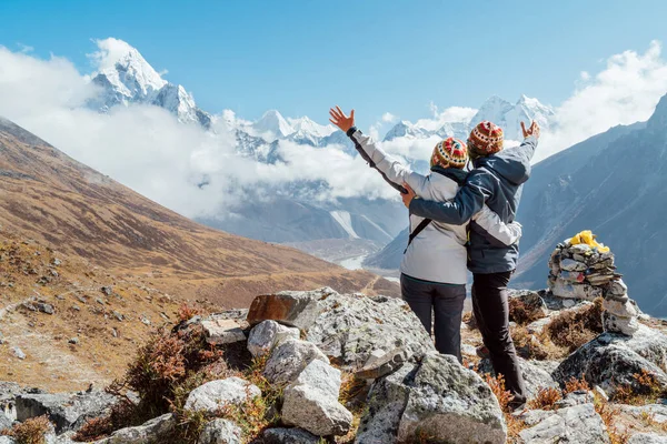 Par Brazos Levantados Regocijando Ruta Trekking Del Everest Base Camp — Foto de Stock