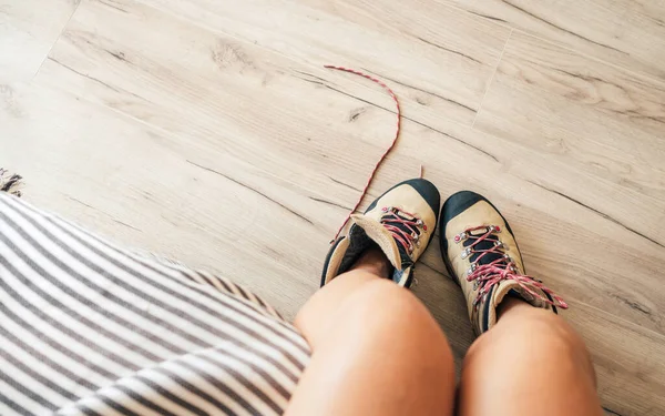 Jovem Fêmea Sexy Colocada Uma Nova Botas Trekking Com Atacadores — Fotografia de Stock