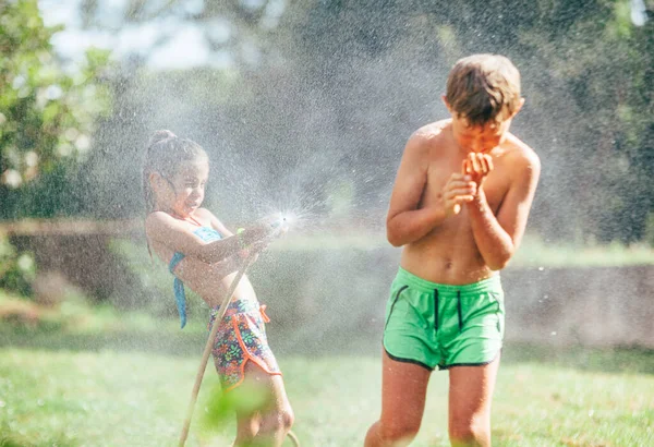 Niño Niña Jugando Jardín Vertiendo Con Agua Entre Manguera Haciendo — Foto de Stock