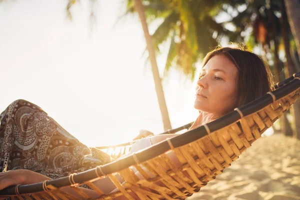 Ung Vacker Långhårig Kvinna Som Kopplar Hängmatta Palmerna Sandstranden Thailand — Stockfoto