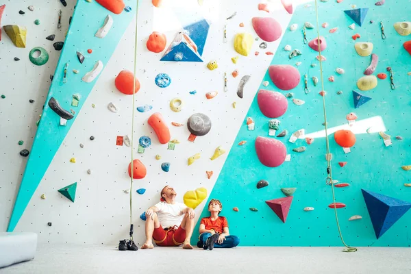 Pai Filho Adolescente Sentados Perto Parede Escalada Interior Eles Descansam — Fotografia de Stock