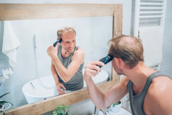 Smiling Man Making New Style Haircut Trimming Hairs Using Electric — Stock Photo, Image