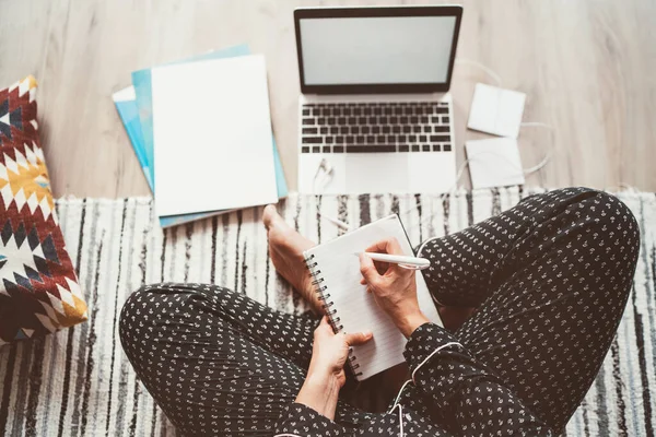 Affärskvinna Klädd Pyjamas Skrivande Dag Plan Njuter Morgon Kaffe Vardagsrummet — Stockfoto