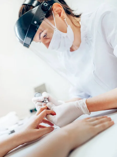 Master Manicure Scudo Trasparente Sicurezza Del Viso Utilizzando Strumento Lucidatura — Foto Stock