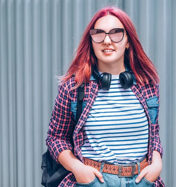 Hermosa Joven Adolescente Sonriente Moderna Con Extraordinario Color Peinado Una —  Fotos de Stock