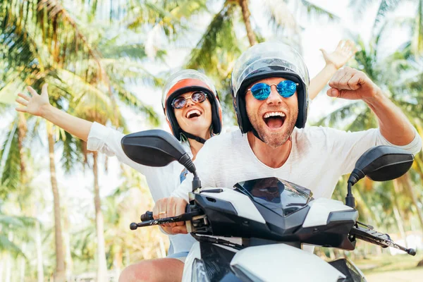 Feliz Casal Sorridente Viajantes Andando Moto Scooter Capacetes Segurança Durante — Fotografia de Stock