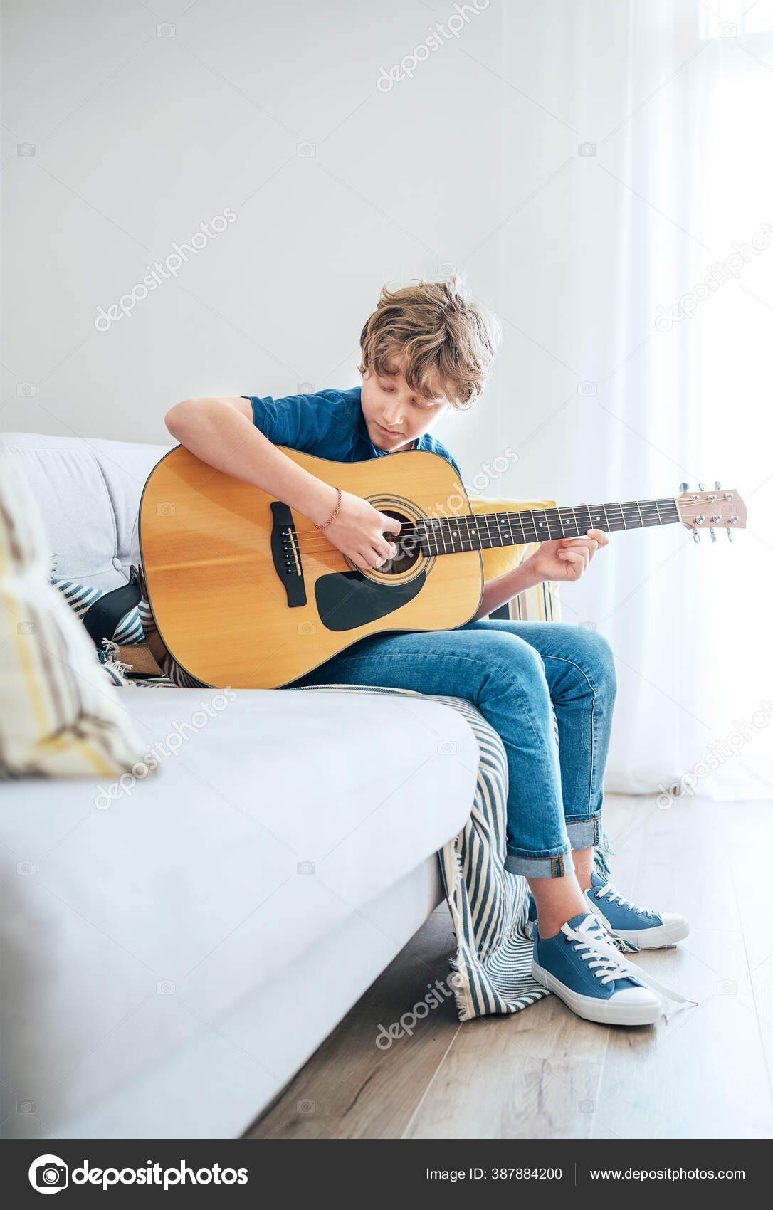Menino Roqueiro Com Guitarra Foto de Stock - Imagem de vestido
