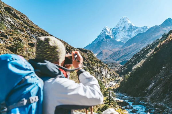 Νεαρή Πεζοπόρος Backpacker Θηλυκό Λήψη Φωτογραφιών Θέα Στο Βουνό Κατά — Φωτογραφία Αρχείου
