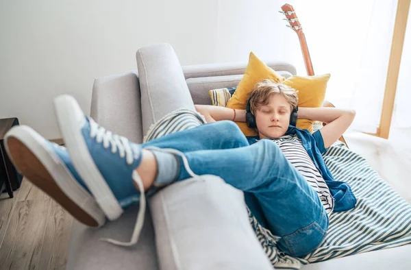 Schlafender Preteen Junge Der Heimischen Wohnzimmer Mit Sonnenlicht Auf Dem — Stockfoto