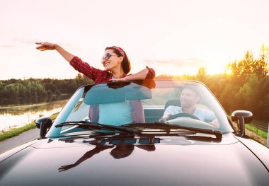 Cabriolet 'le seyahat eden aşık bir çift