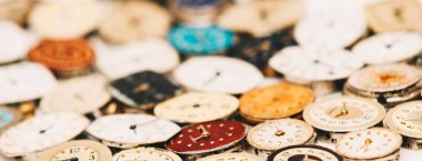 Eski moda küçük bilek saati paslı tuşlar elleri kapalı web sitesi başlık resmi