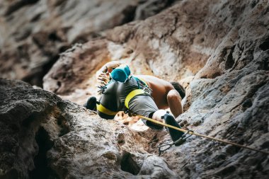 Dağ tırmanışçısı kaya duvarında tırmanma rotasında. Etkin zaman harcama konsepti resmi.