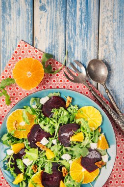 Taze salsd pancar, portakal ve roka. Vitamin zengini ve sağlıklı yiyecekler. Tatil için hafif beslenme. Vejetaryen beslenme