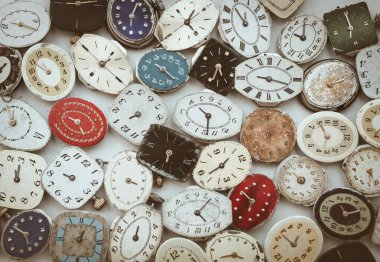 Eski moda küçük kol saati paslı tuşlar, eller yukarı görüşlü arka plan.