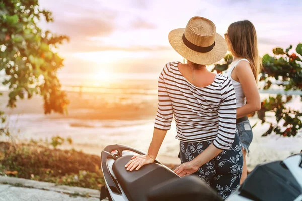 Två Flickvänner Resenär Tittar Solnedgången Över Havet Deras Motojorney — Stockfoto
