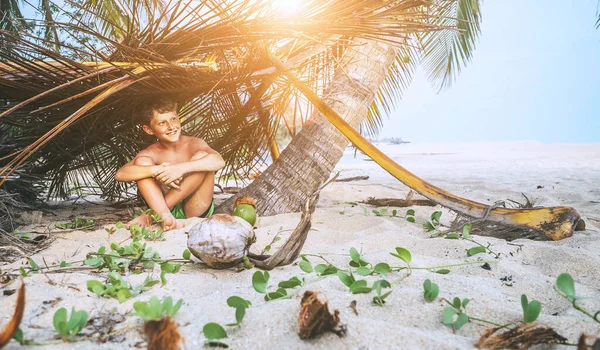 Junge Sitzt Selbstgebauter Hütte Tropischen Strand Und Spielt Robinzone — Stockfoto