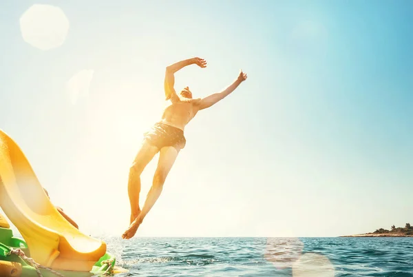 Homem Saltar Para Trás Para Mar Feliz Praia Férias Conceito — Fotografia de Stock