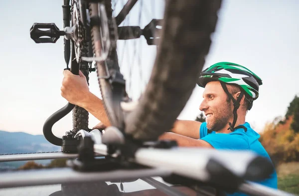 Cyklisten Man Hålla Sin Cykel Biltaket — Stockfoto