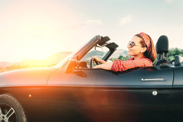 若い陽気な笑顔女性運転転換車で晴れた日の時間 — ストック写真