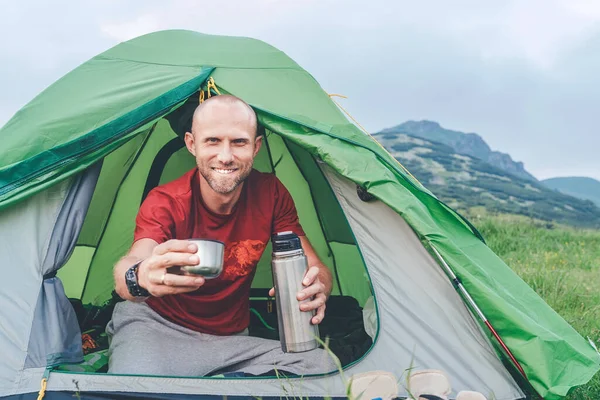 Lächelnder Mann Grünen Zelt Der Den Tee Aus Einer Thermoskanne — Stockfoto