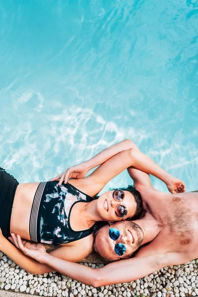 Šťastný Usmívající Pár Lásce Ležící Straně Bazénu — Stock fotografie