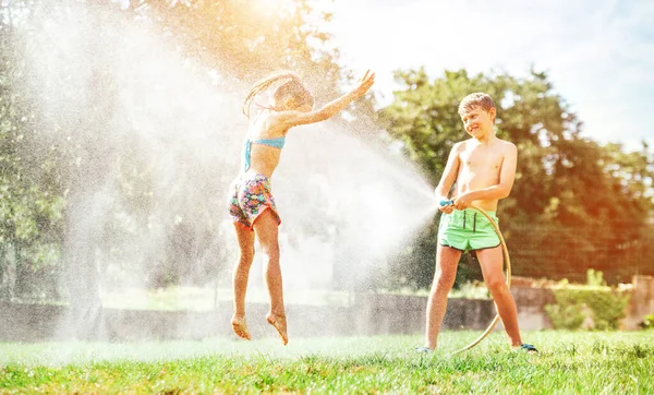 Deux Enfants Jouent Dans Jardin Déversent Tuyau Font Pleuvoir — Photo