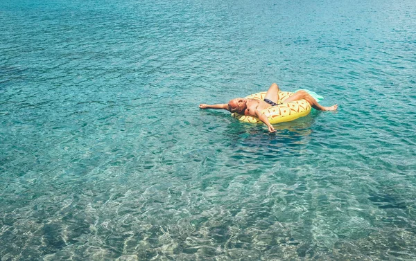 Homme Relaxant Quand Nage Sur Anneau Gonflable Piscine Ananas Dans — Photo