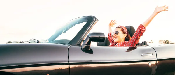 Güneşli Bir Günde Üstü Açık Araba Kullanan Neşeli Genç Bayan — Stok fotoğraf