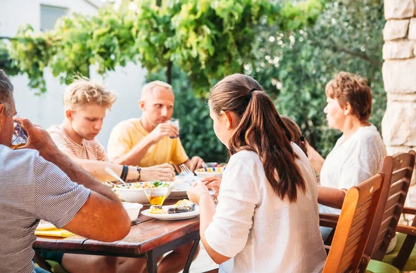 Grote Familie Dineren Open Terras — Stockfoto