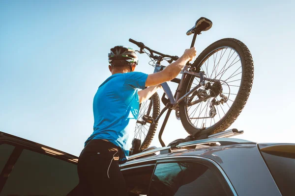 Motocyklista Górski Wziąć Jego Rower Fron Dachu Samochodu — Zdjęcie stockowe