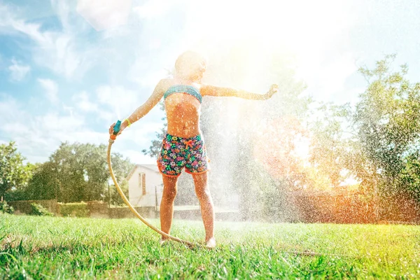 Söt Liten Flicka Fräschar Upp Sig Från Trädgården Vattning Slang — Stockfoto