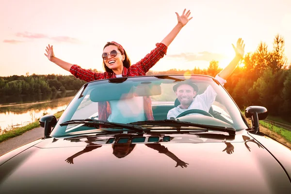 Podróżując Samochodem Szczęśliwa Zakochana Para Jedzie Kabrioletem Zachodzie Słońca — Zdjęcie stockowe