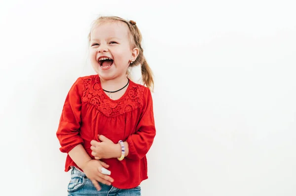 Vrolijk Lachend Klein Meisje Rode Blouse Witte Achtergrond — Stockfoto