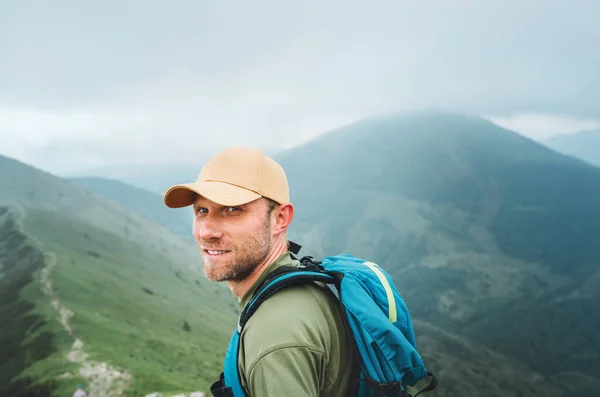 Hombre Mochilero Sonriente Cansado Gorra Béisbol Caminando Por Camino Nublado — Foto de Stock