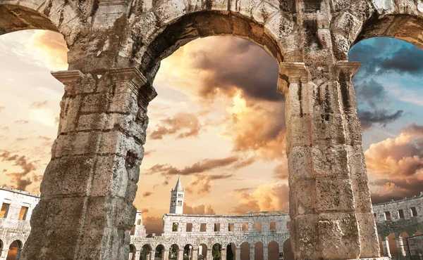 Visa Kyrkan Klocktorn Genom Amfiteater Valv — Stockfoto