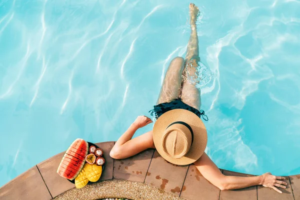 Visão Superior Mulher Chapéu Palha Sentado Lado Piscina Perto Placa — Fotografia de Stock