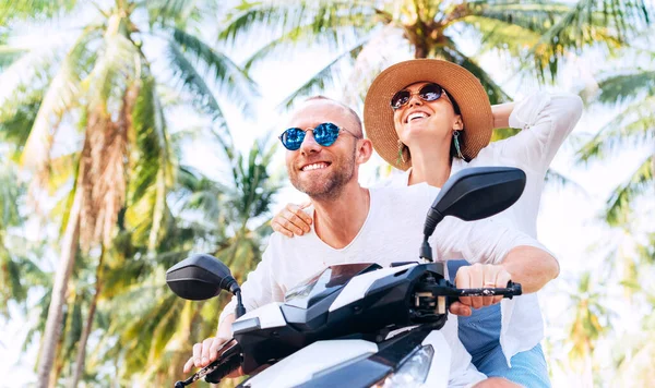 Feliz Casal Sorridente Viajantes Andando Moto Durante Suas Férias Tropicais — Fotografia de Stock