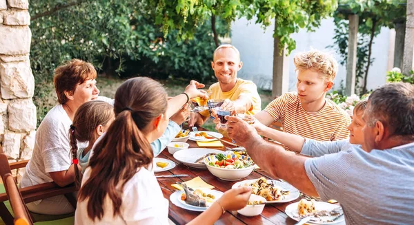 Grote Familie Hebben Een Diner Terras Tuin — Stockfoto