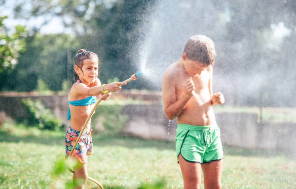 Deux Enfants Jouent Dans Jardin Déversent Tuyau Font Pleuvoir Image — Photo