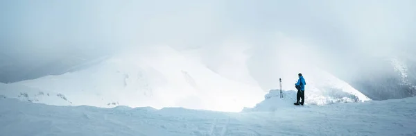 Winter Trekker Verbleef Bergtop Hij Klom Genietend Van Een Weids — Stockfoto