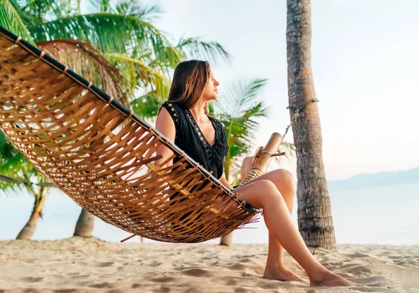Chica Perdida Sueños Sentada Hamaca Entre Palmeras Playa Isla Tropical — Foto de Stock